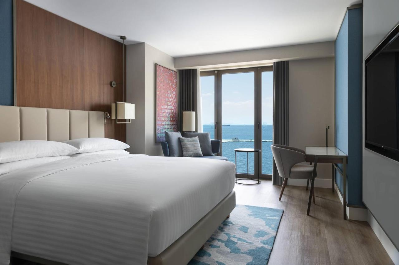 Izmir Marriott Hotel Exterior photo A guest room at the Hilton Athens