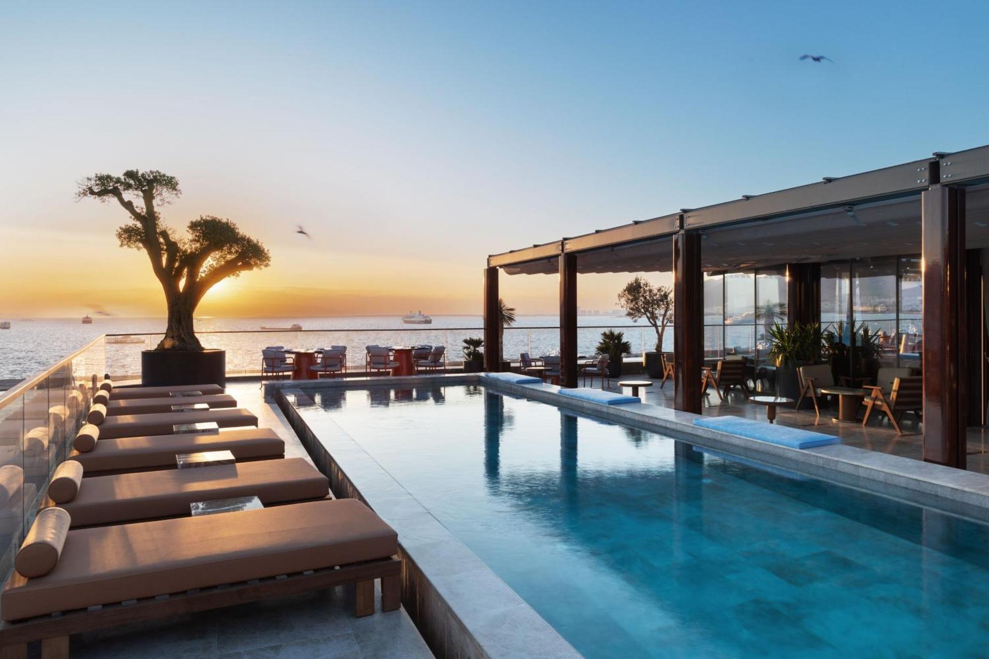 Izmir Marriott Hotel Exterior photo The Sky Pool