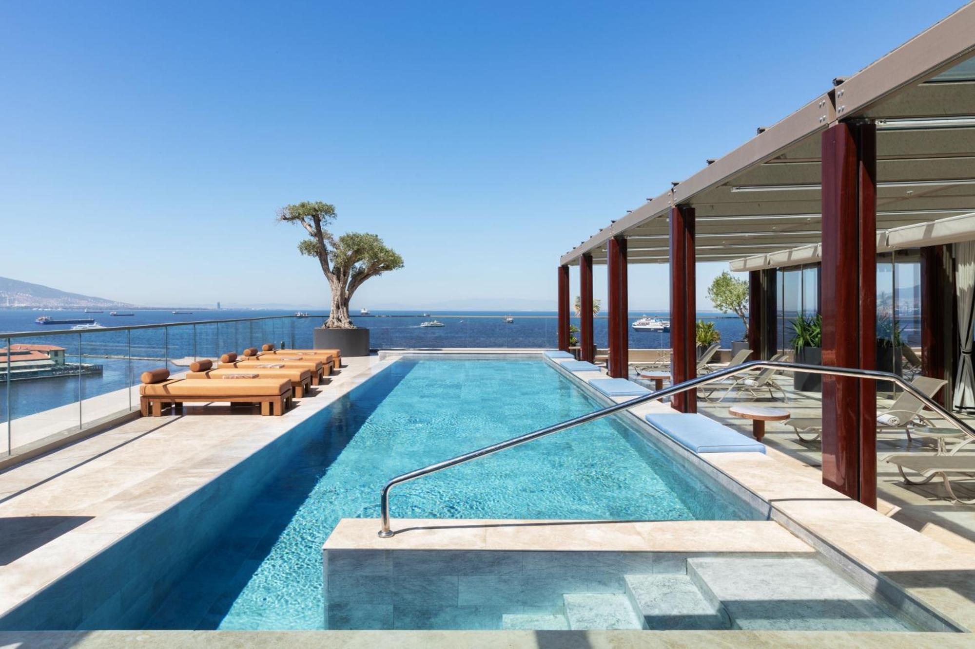 Izmir Marriott Hotel Exterior photo The pool at the hotel