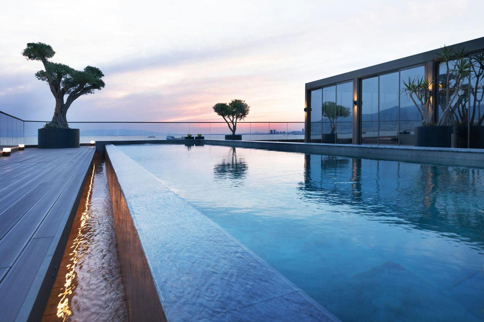 Izmir Marriott Hotel Exterior photo The Sky Pool at The Landmark