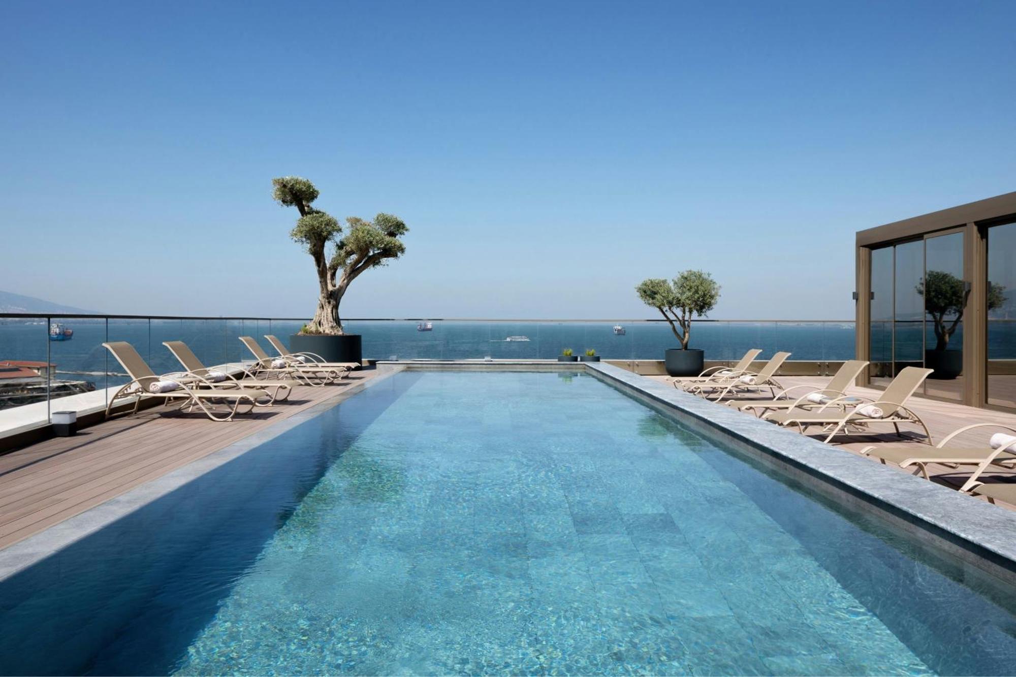 Izmir Marriott Hotel Exterior photo The rooftop pool at the hotel