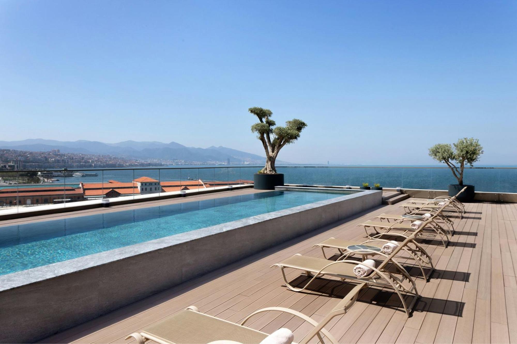 Izmir Marriott Hotel Exterior photo Rooftop pool at the Hotel
